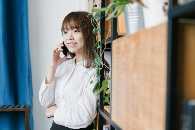 電話している女性